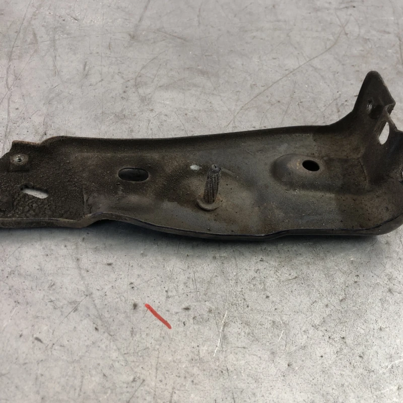 Suport aripa stanga / Volkswagen Passat B7 2013 / Caroserie, oglinzi si faruri