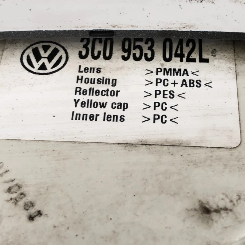 Semnalizare dreapta / Volkswagen Passat B6 2010 / Caroserie, oglinzi si faruri
