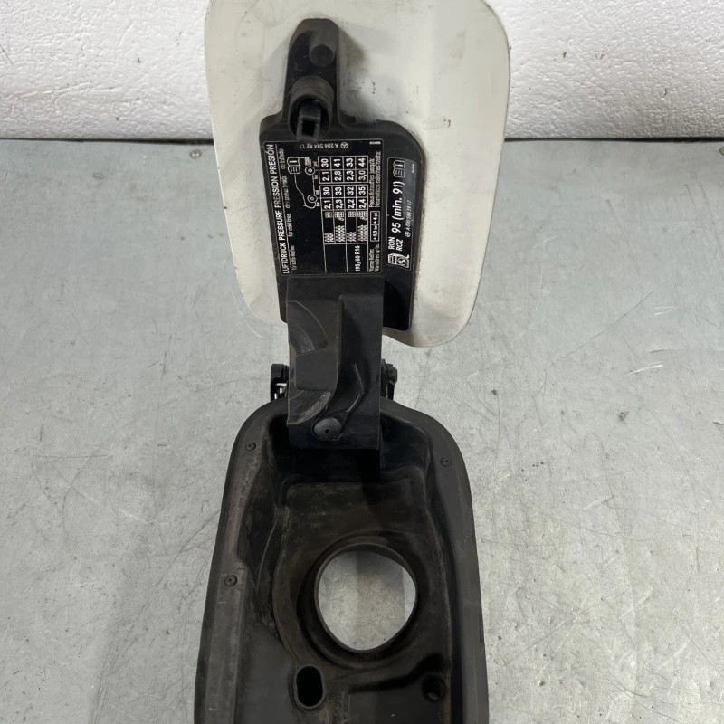 Usa rezervor / Mercedes-Benz C Class W204 2010 / Caroserie, oglinzi si faruri