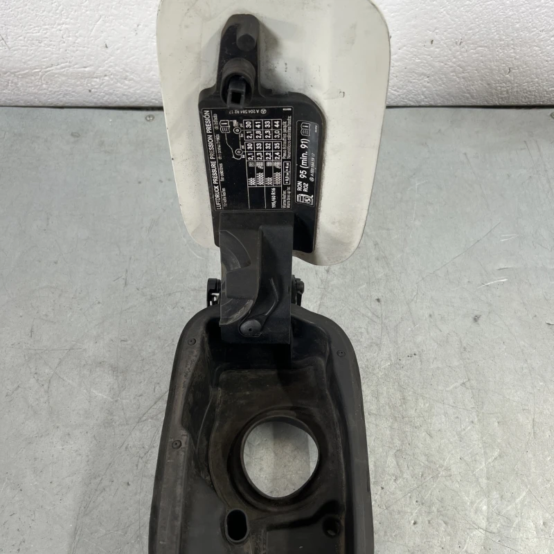 Usa rezervor / Mercedes-Benz C Class W204 2010 / Caroserie, oglinzi si faruri