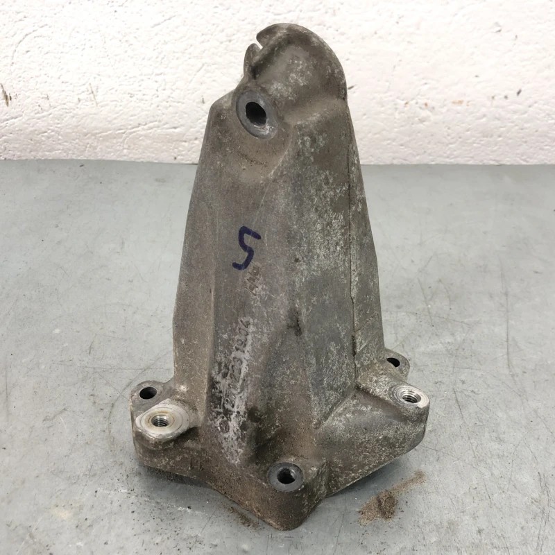 Suport motor stanga / Mercedes-Benz C Class W204 2010 / Motor, racire si evacuare