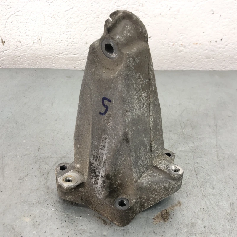 Suport motor stanga / Mercedes-Benz C Class W204 2010 / Motor, racire si evacuare