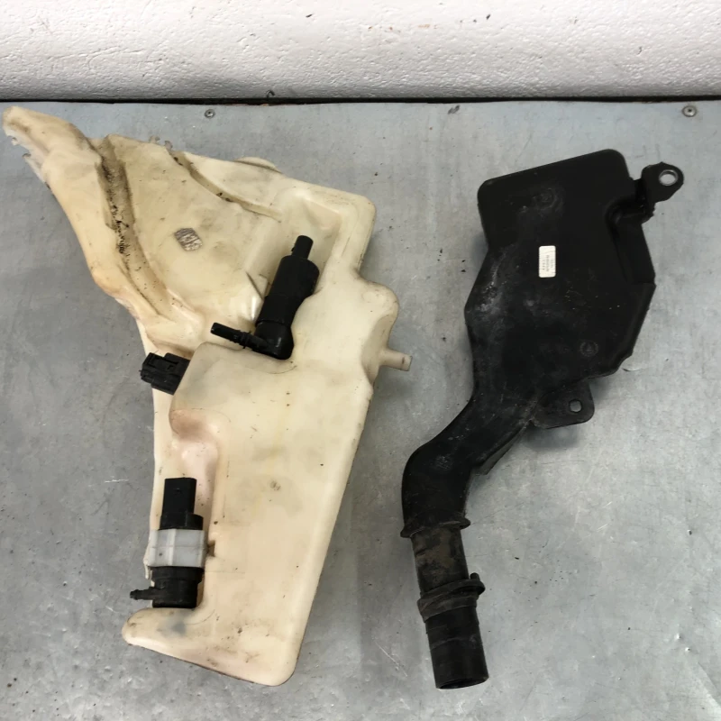 Vas lichid parbriz strop gel / Audi A4 B8 2013 / Caroserie, oglinzi si faruri