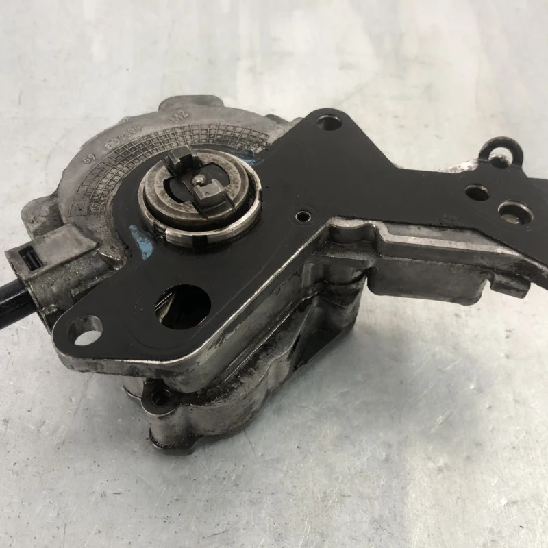 pompa vacuum / Volkswagen Caddy 2K 2008 / Motor, racire si evacuare