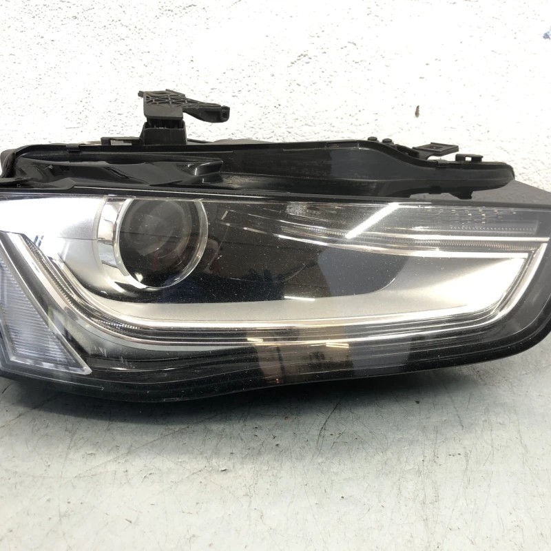 Far dreapta xenon / Audi A4 B8 2013 / Caroserie, oglinzi si faruri