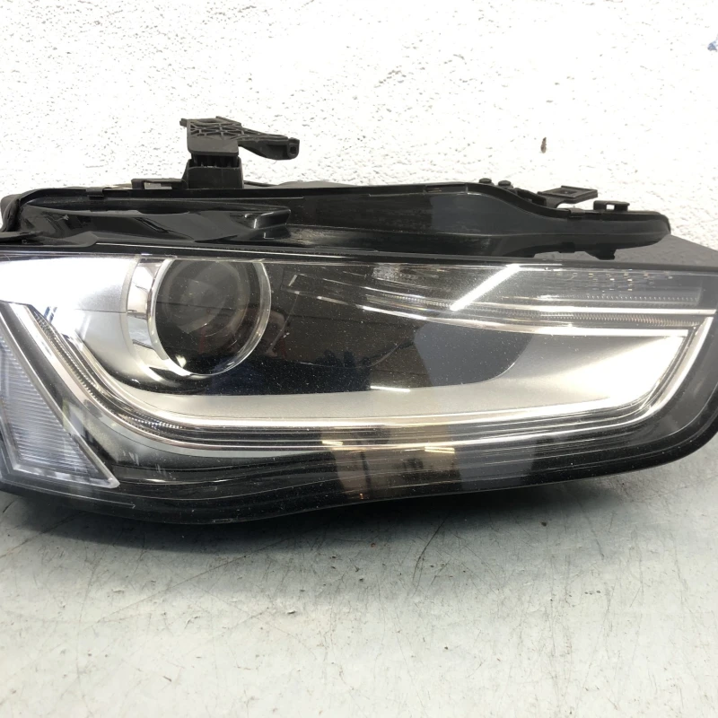 Far dreapta xenon Audi 