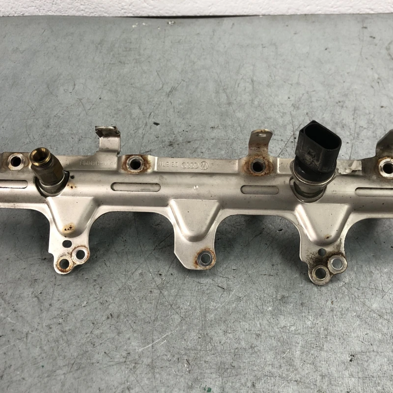 Rampa injectoare cu senzor / Volkswagen Tiguan 5N 2009 / Motor, racire si evacuare