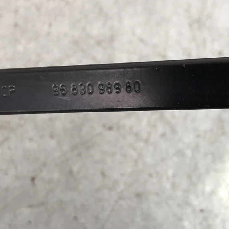 Brate stergatoare fata / Peugeot 3008 3008 2010 / Caroserie, oglinzi si faruri