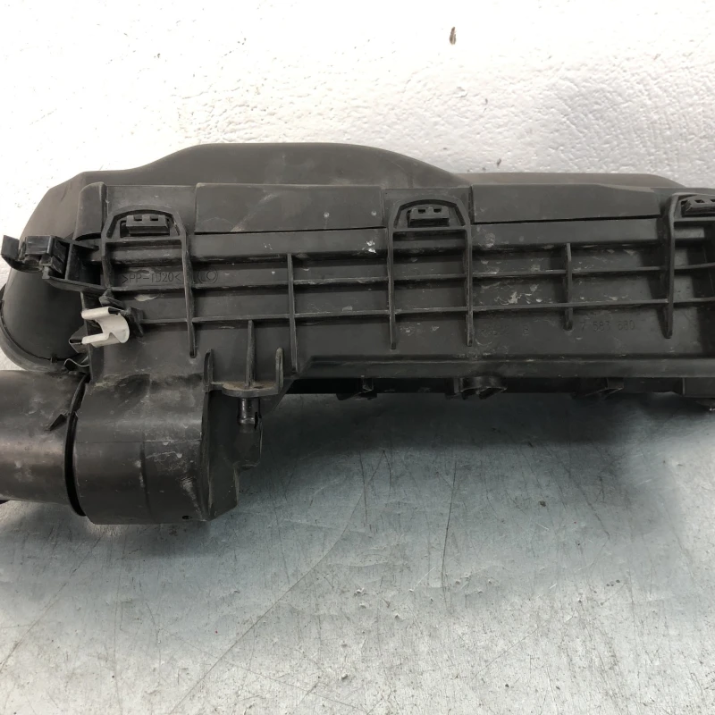 Carcasa filtru aer / Peugeot 3008 3008 2010 / Motor, racire si evacuare