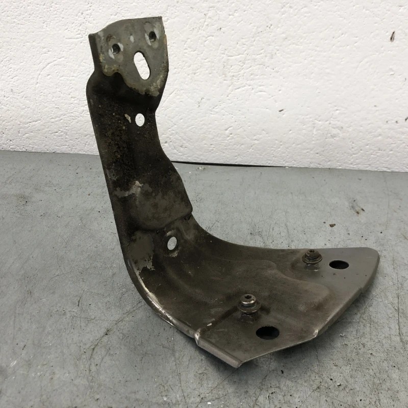Suport aripa stanga / Volkswagen Passat B7 2013 / Caroserie, oglinzi si faruri
