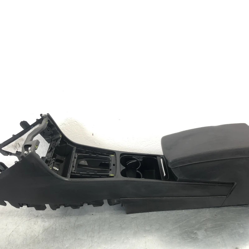 Cotiera centrala / Volkswagen Passat B7 2013 / Interior