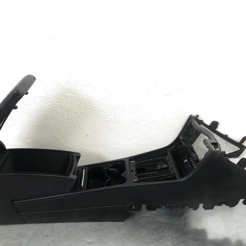 Cotiera centrala / Volkswagen Passat B7 2013 / Interior