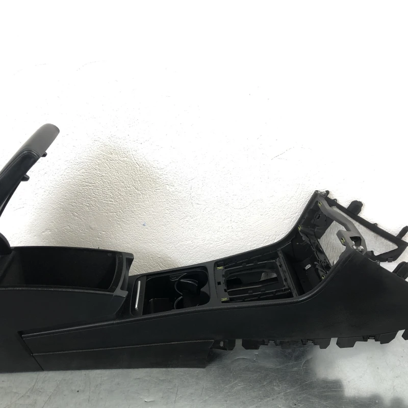 Cotiera centrala / Volkswagen Passat B7 2013 / Interior