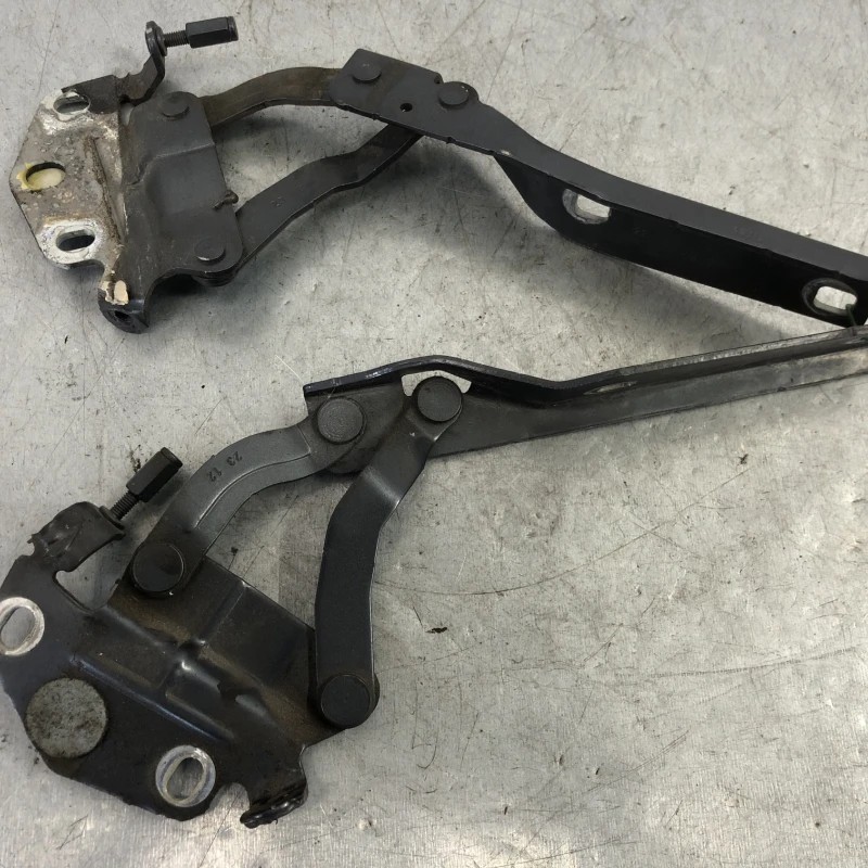 Balamale capota / Volkswagen Passat B7 2013 / Caroserie, oglinzi si faruri