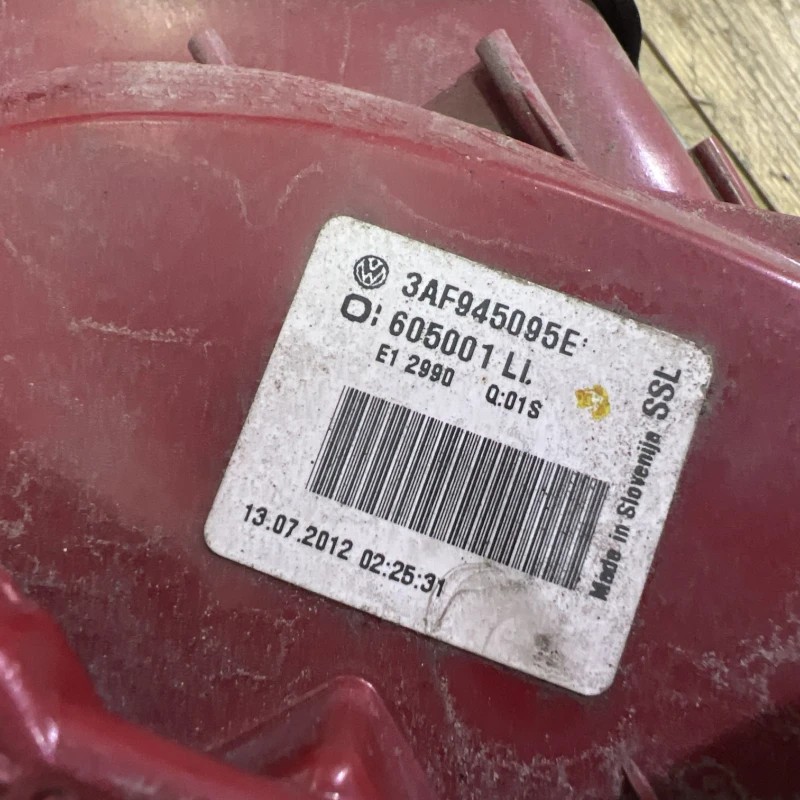 Stop stanga caroserie / Volkswagen Passat B7 2012 / Caroserie, oglinzi si faruri