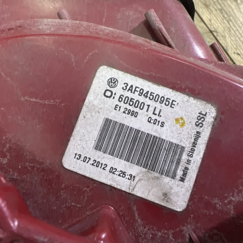 Stop stanga caroserie / Volkswagen Passat B7 2012 / Caroserie, oglinzi si faruri