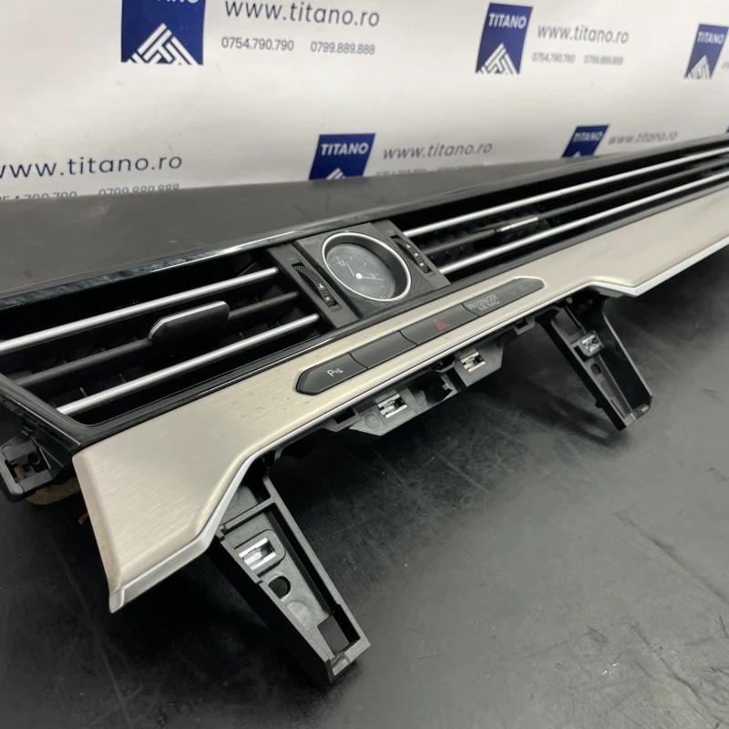 Ornament trim bord / Volkswagen Passat B8 2016 / Interior
