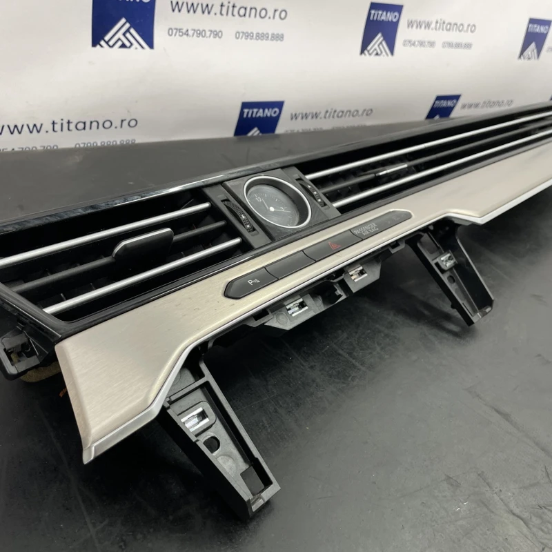 Ornament trim bord / Volkswagen Passat B8 2016 / Interior