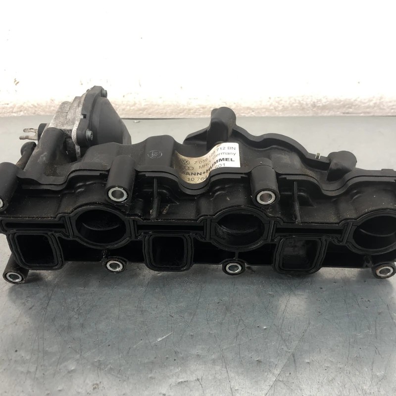 Galerie de admisie cu clapeta dreapta / Audi A4 B8 2010 / Motor, racire si evacuare