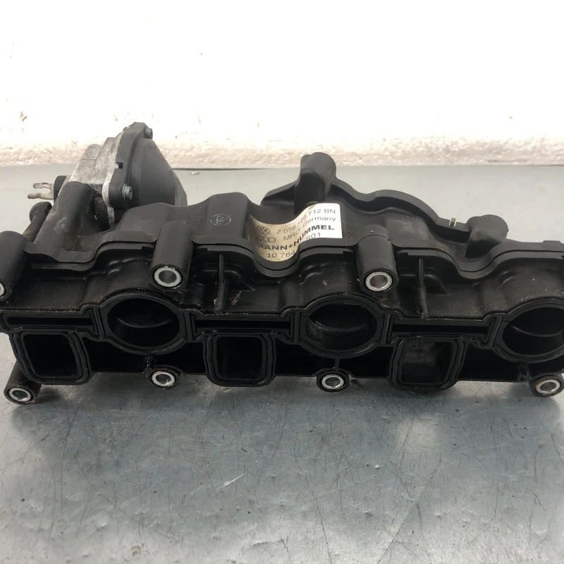 Galerie de admisie cu clapeta dreapta / Audi A4 B8 2010 / Motor, racire si evacuare
