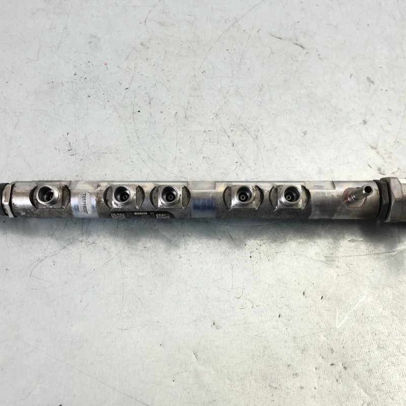 Rampa injectoare cu senzor BMW Seria 1 E87 2010
