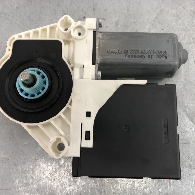 Motoras geam dreapta fata Volkswagen Passat CC 2013