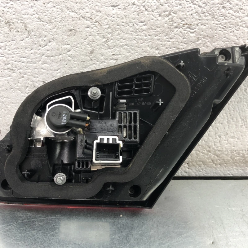 Stop stanga haion / Volkswagen Passat CC 2013 / Caroserie, oglinzi si faruri
