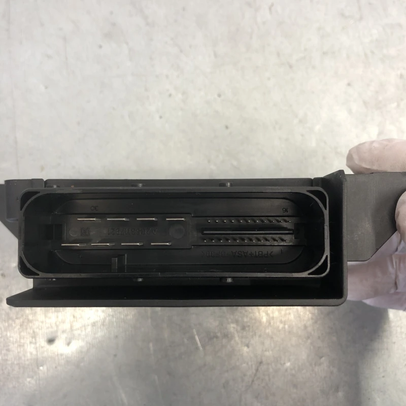 Calculator frana de mana / Volkswagen Passat CC 2013 / Audio si electronice