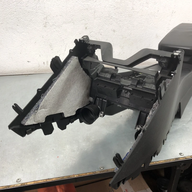 Cotiera centrala / Volkswagen Passat B7 2012 / Interior