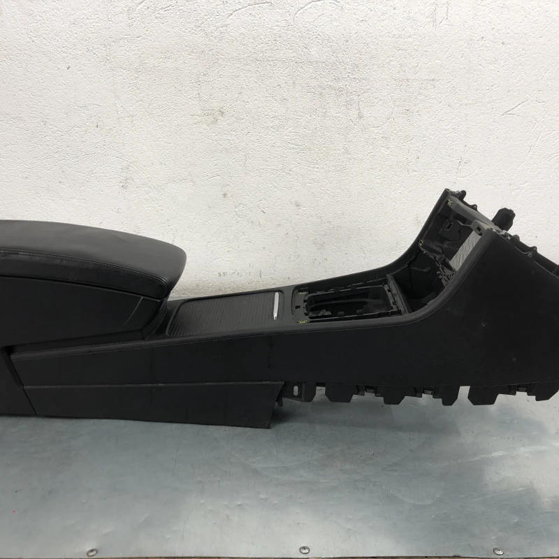 Cotiera centrala / Volkswagen Passat B7 2012 / Interior