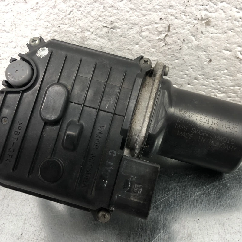 Motoras stergatoare parbriz / Volkswagen Passat B7 2013 / Caroserie, oglinzi si faruri