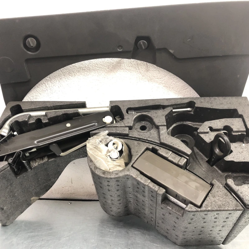 Cric roti / Volkswagen Passat B7 2013 / Accesorii roti si capace