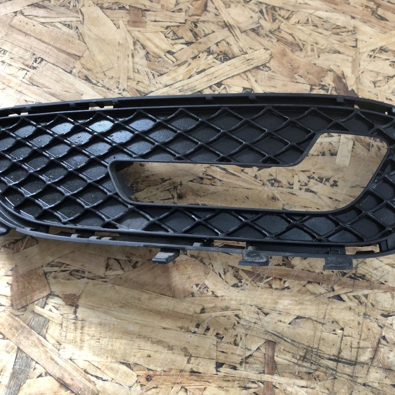 Grila proiector dreapta / Mercedes-Benz E Class W212 2010 / Caroserie, oglinzi si faruri