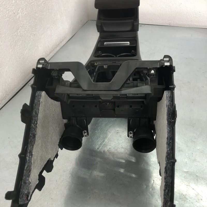 Cotiera centrala / Volkswagen Passat B7 2012 / Interior