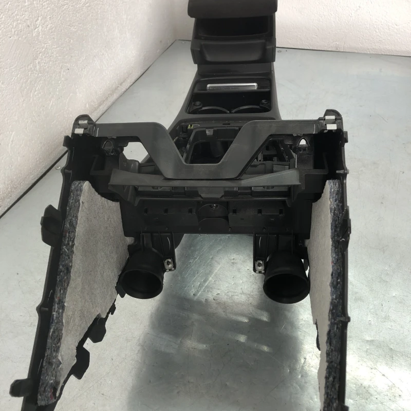 Cotiera centrala / Volkswagen Passat B7 2012 / Interior