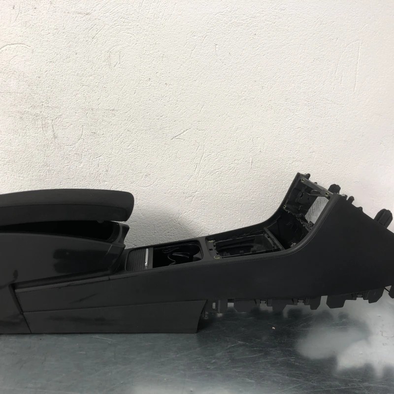 Cotiera centrala / Volkswagen Passat B7 2012 / Interior
