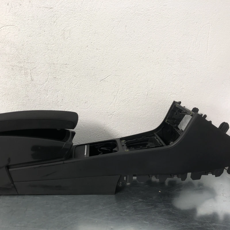 Cotiera centrala / Volkswagen Passat B7 2012 / Interior