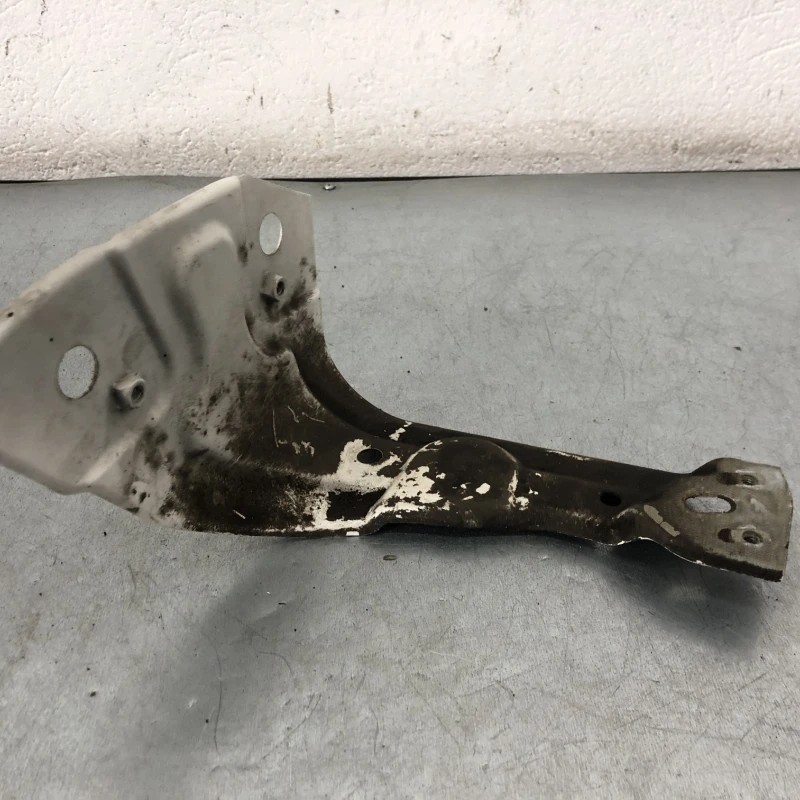 Suport aripa / Volkswagen Passat B7 2012 / Caroserie, oglinzi si faruri