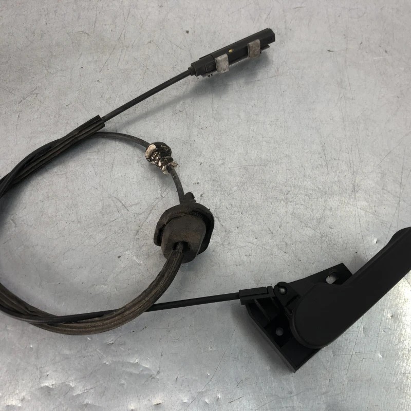 Maner deschidere capota / Volkswagen Passat B7 2012 / Caroserie, oglinzi si faruri