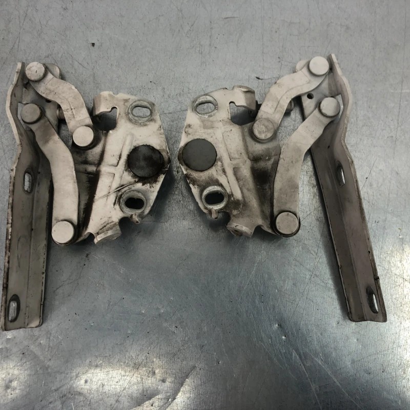 Balamale capota / Volkswagen Passat B7 2012 / Caroserie, oglinzi si faruri