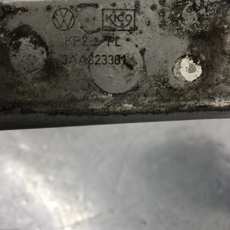 Balamale capota / Volkswagen Passat B7 2012 / Caroserie, oglinzi si faruri