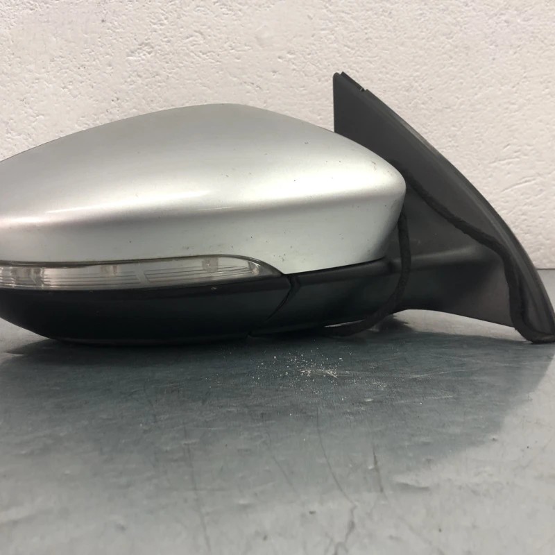 Oglinda dreapta / Volkswagen Passat B7 2012 / Caroserie, oglinzi si faruri