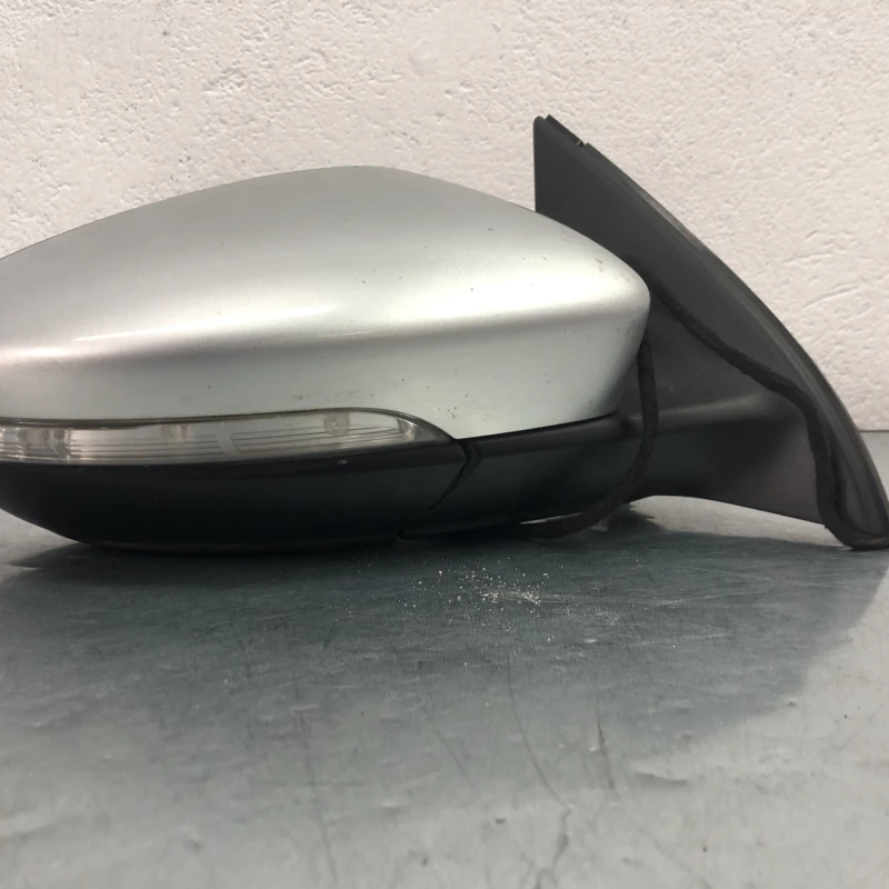 Oglinda dreapta / Volkswagen Passat B7 2012 / Caroserie, oglinzi si faruri