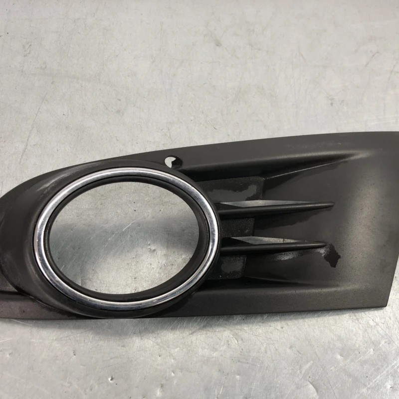 Grila proiector stanga / Volkswagen Golf MK6 2011 / Caroserie, oglinzi si faruri