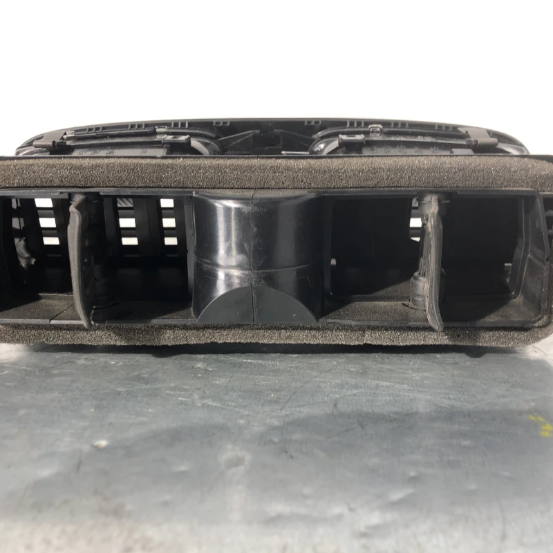 Grila aer bord centrala / Volkswagen Golf MK6 2011 / Interior