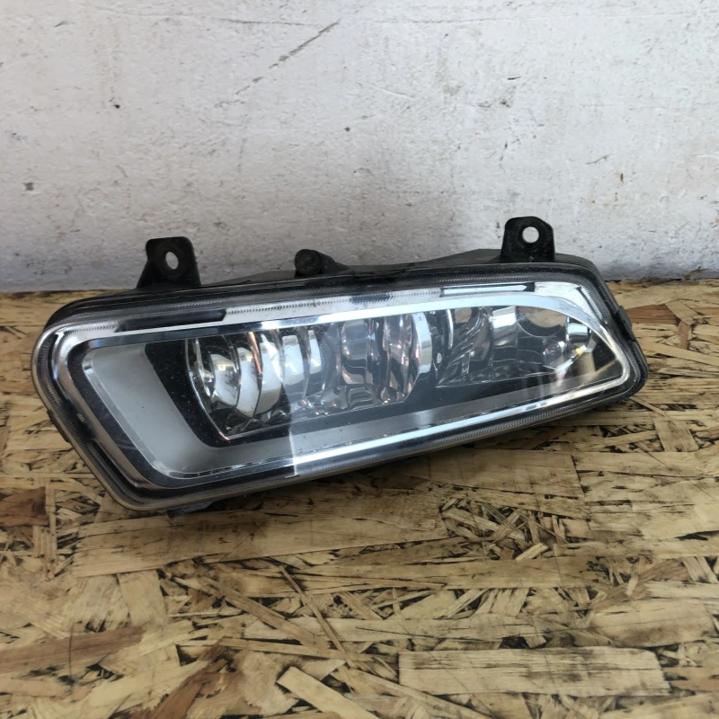 Proiector dreapta / Volkswagen Polo 6R 2010 / Caroserie, oglinzi si faruri