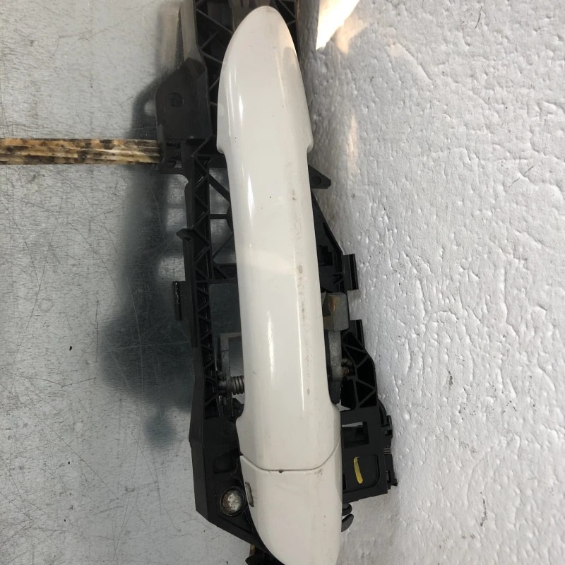 Maner usa stanga fata / Volkswagen Passat B7 2013 / Caroserie, oglinzi si faruri