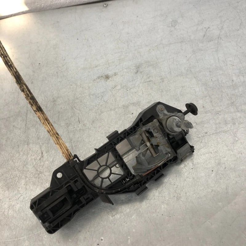 Maner usa stanga fata / Volkswagen Passat B7 2013 / Caroserie, oglinzi si faruri