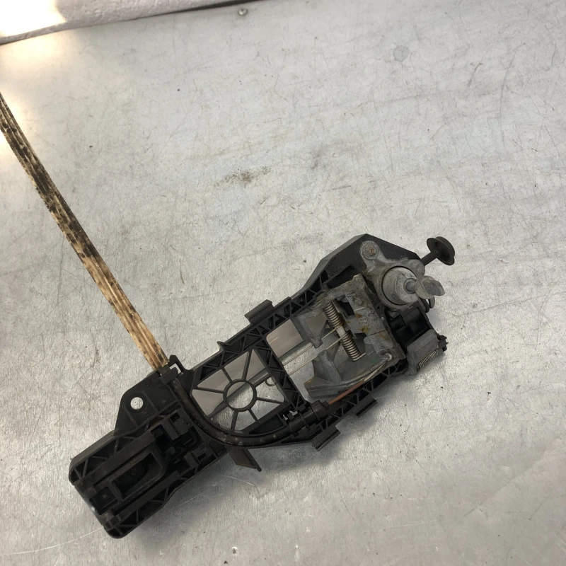 Maner usa stanga fata / Volkswagen Passat B7 2013 / Caroserie, oglinzi si faruri
