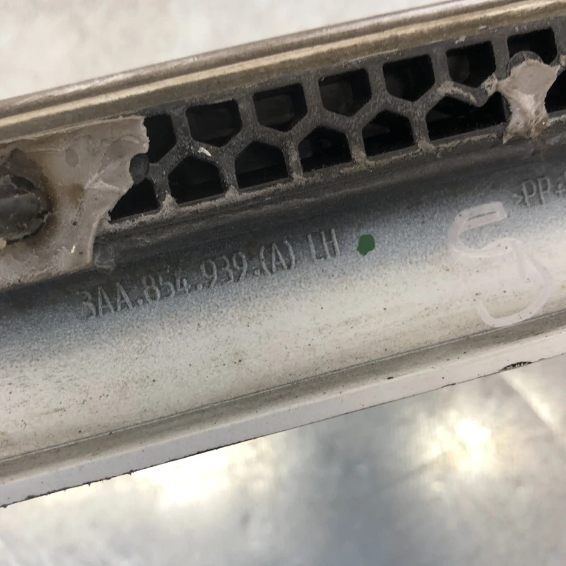 Bandou usa stanga fata / Volkswagen Passat B7 2013 / Caroserie, oglinzi si faruri